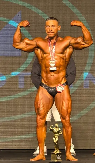 Atleta en competencia con medalla